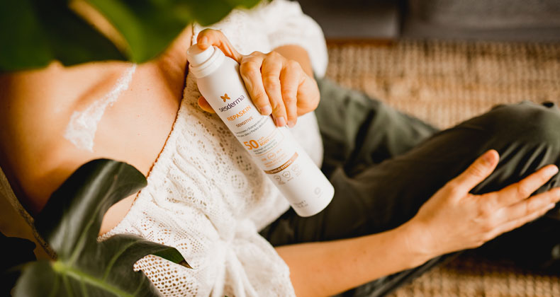 Mujer sujetando un producto de Sesderma