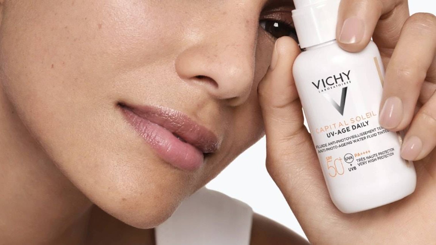 Mujer sujetando un producto de Vichy